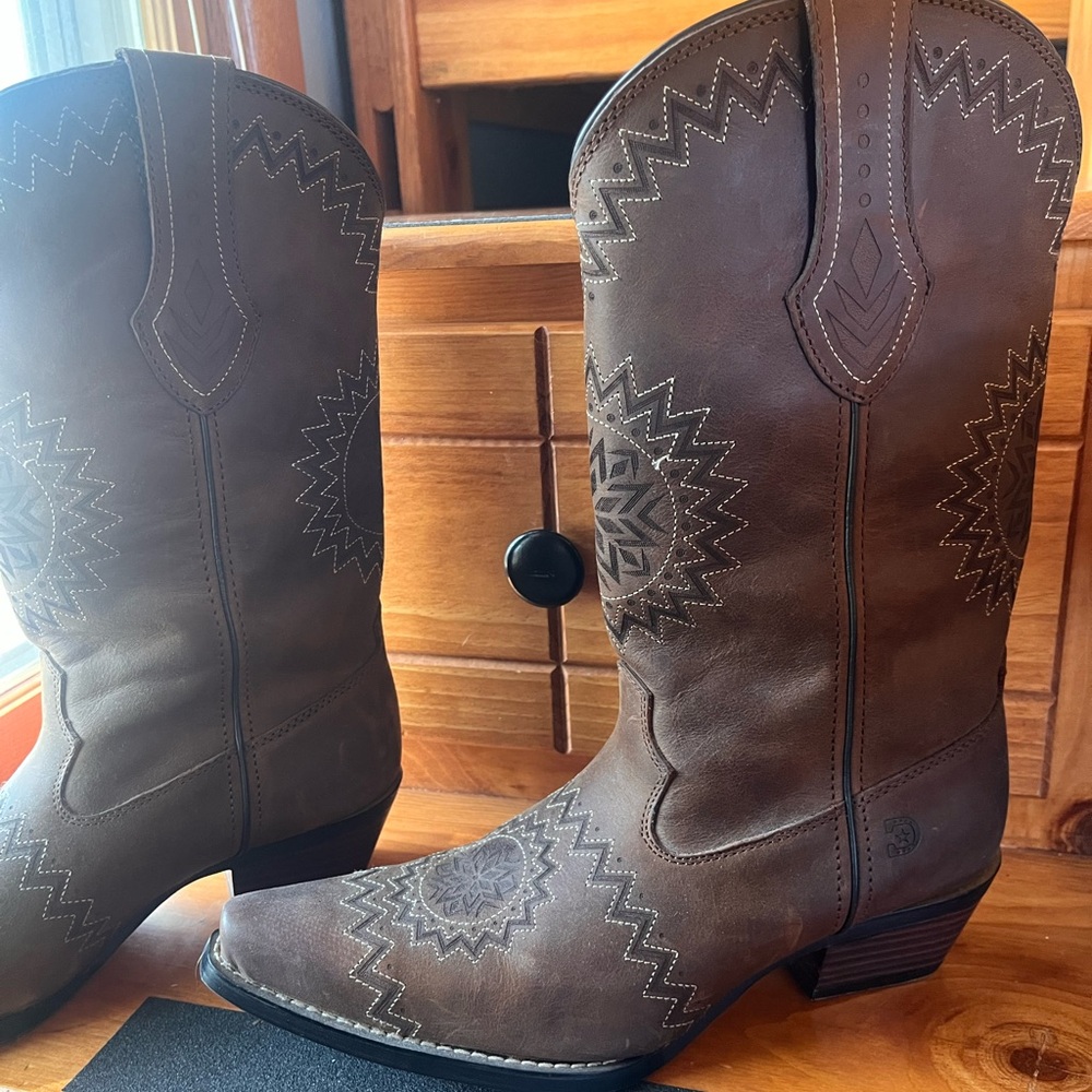 BRAND NEW Brown snubbed toe Durango’s !